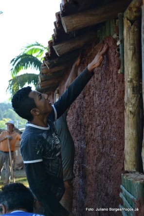 Cerca de dez pessoas participam da construção da casa.