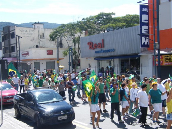 Manifestantes passaram pela rua Assis Figueiredo.