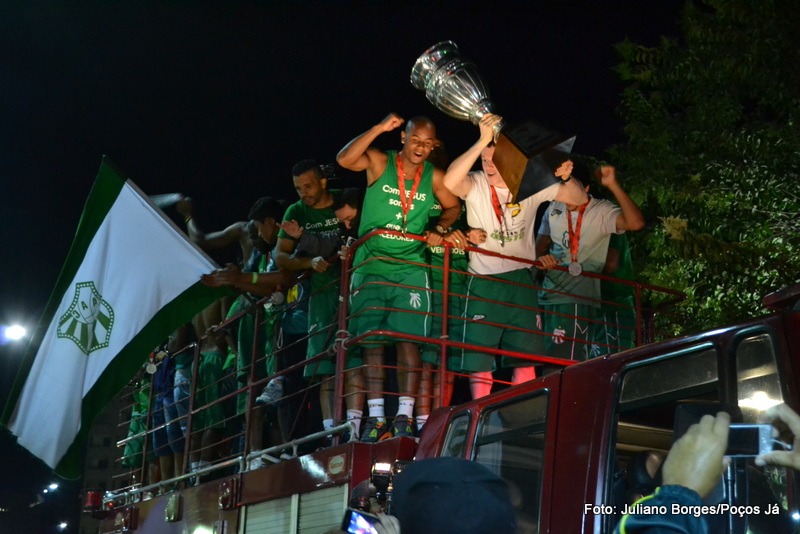 Jogadores comemoram o vice-campeonato.