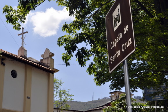 Placa identifica a Capela de Santa Cruz.
