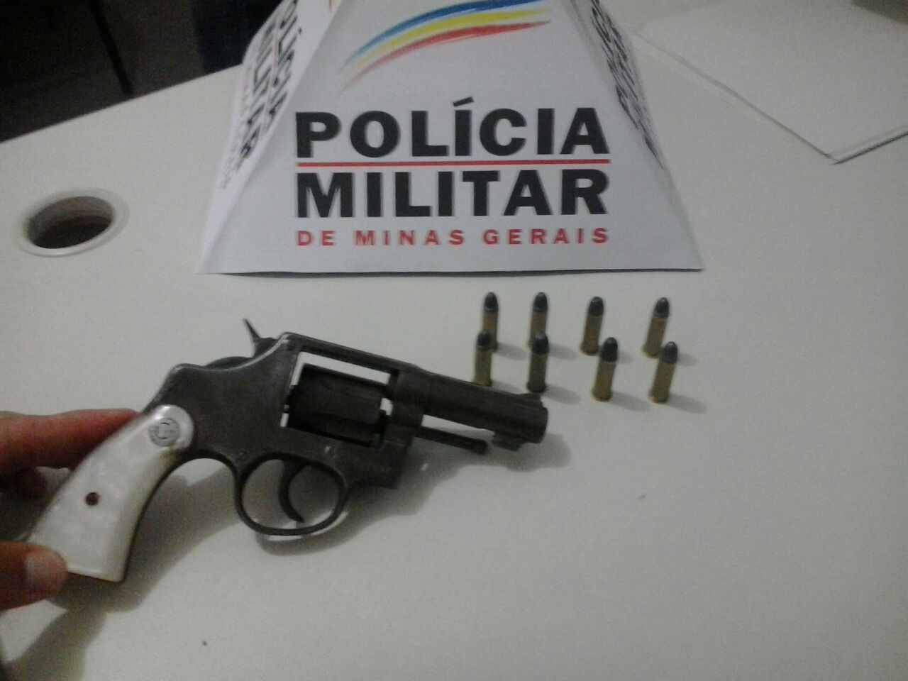 Arma e munições foram apreendidas no Jardim Kennedy (foto: Polícia Civil).