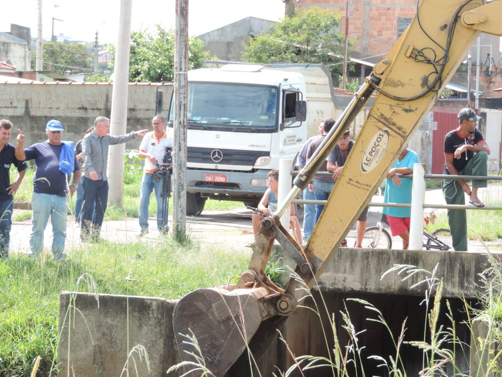 Prefeitura limpa córrego no Jardim Kennedy para prevenir enchentes - POÇOS JÁ
