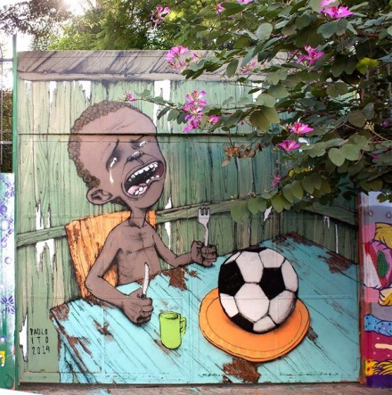 Obra que critica os investimentos na Copa do Mundo ficou famosa internacionalmente (Foto: Paulo Ito)
