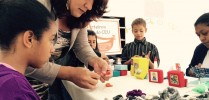 Há oficinas de artes e também atividades físicas para crianças, jovens e adultos.