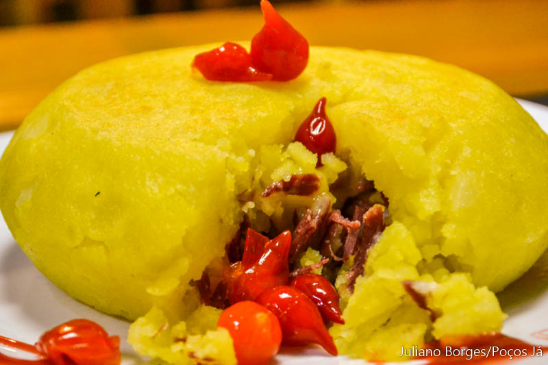 A batata recheada com carne de panela desfiada é servida no Toro Loco.