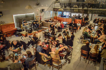 Bones comemora aniversário com chopes grátis, sorteio e banda Kameratta