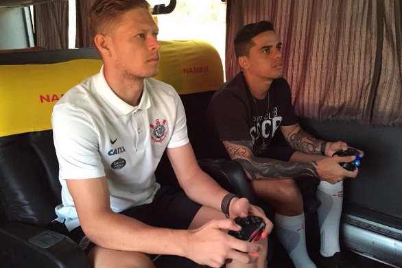 Ônibus do Corinthians tem até Playstation 4 (foto: divulgação).