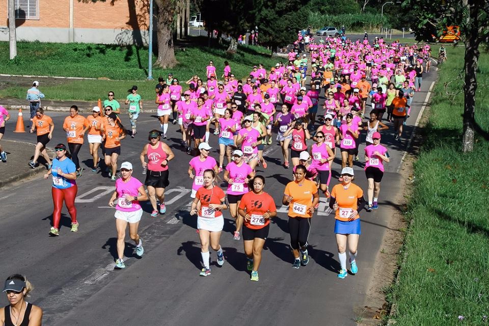 Mais de 600 mulheres coloriram  as ruas de Poços durante a corrida do último domingo (foto: Samuel Marcondes).