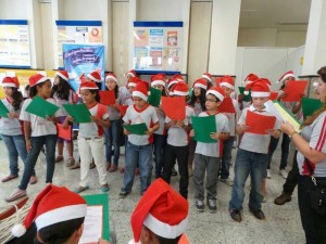 Alunos da Escola Municipal Maria Ovídia Junqueira cantaram músicas de Natal.