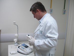 Médico prepara equipamento utilizado na terapia
