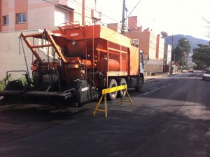Asfalto está sendo aplicado por meio de uma usina de micropavimentação recuperada pela Prefeitura.