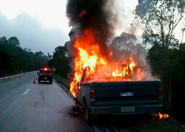 O incêndio aconteceu na BR-146, perto do posto da Polícia Rodoviária Federal.