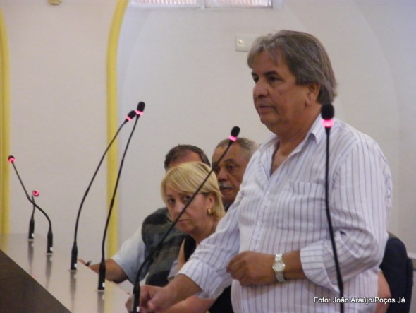 Antônio Carlos Pereira questiona o método de votação. 