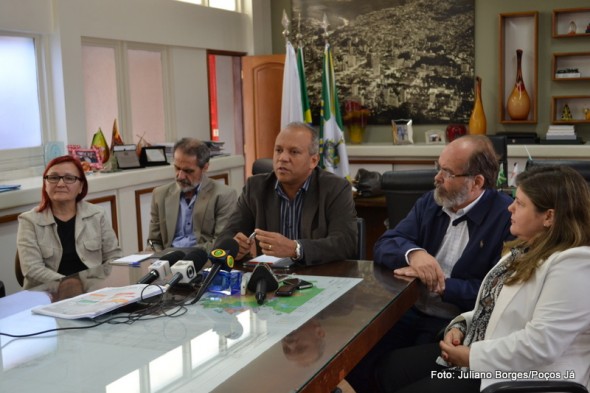 A situação da Santa Casa foi discutida em entrevista coletiva realizada no gabinete do prefeito Eloísio Lourenço.