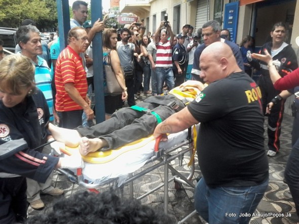 Rapaz baleado é socorrida pelo Samu.