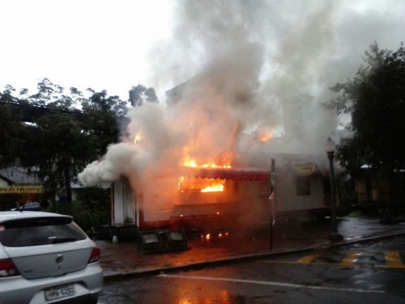 O fogo foi controlado pelo Corpo de Bombeiros (Foto: Lucienne Cunha)