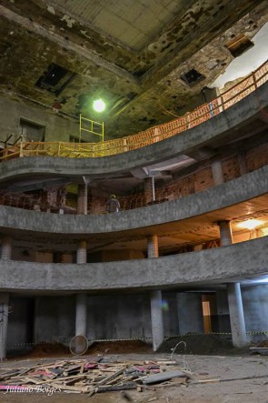 Construção de terceira frisa aumenta a capacidade do teatro.
