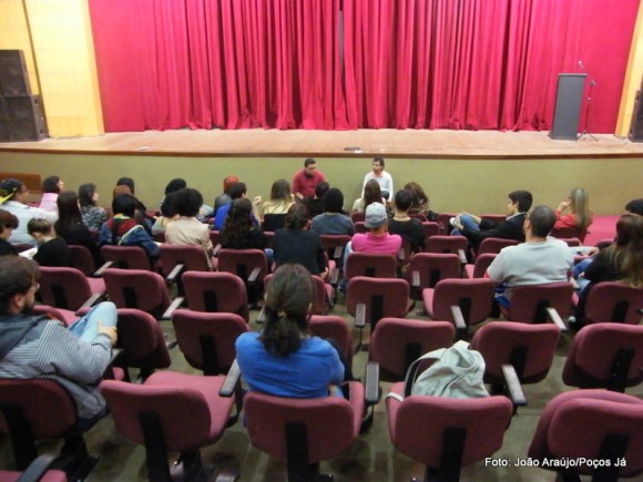 Reinauguração do teatro e eleição do conselho municipal estiveram em pauta no primeiro 'Diálogo com as Artes'. 