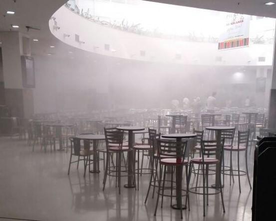 Fumaça se espalhou pela praça de alimentação (foto: WhatsApp)