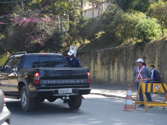 Guarda Municipal a agente de trânsito trabalham em frente ao Colégio Municipal.