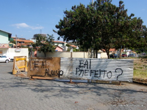 Rua tem problemas recorrentes no asfalto.