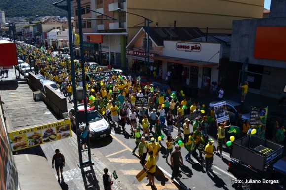 Manifestação percorreu o Centro de Poços de Caldas.