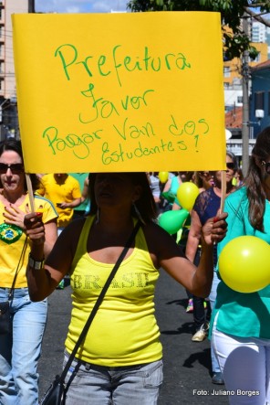 Mulher reclama da administração municipal.