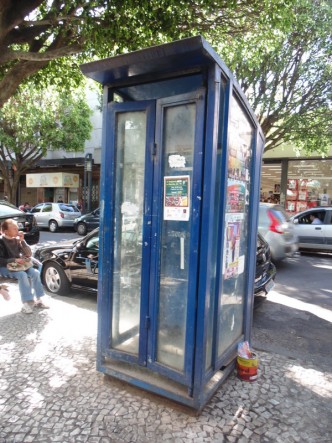 Cabine fica na Rua São Paulo, Centro de Poços.