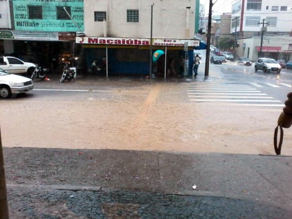 Rua Marechal Deodoro teve problemas com a chuva em fevereiro de 2015 (foto: arquivo).