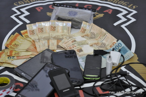 Dinheiro e celulares foram encontrados na casa de Patrícia.