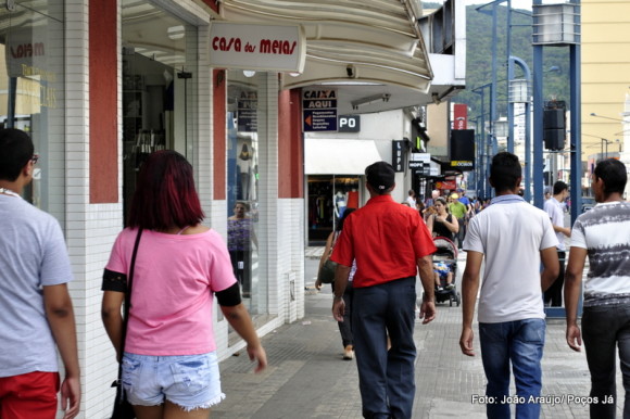 Comércio também pde funcionar no domingo e no feriado.