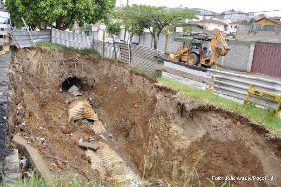 Cratera ficou ainda maior depois das chuvas recentes.