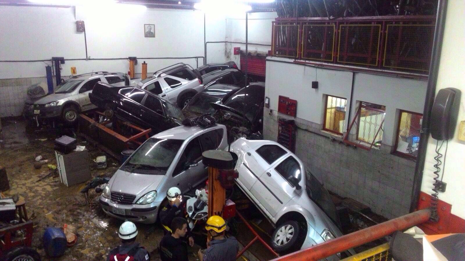 Carros da Oficina Hércules foram destruídos.