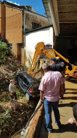 Carro foi arrastado e bloqueou o córrego.