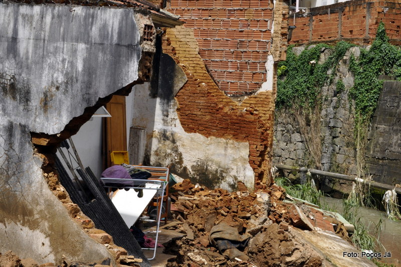 Casas às margens do Córrego Vai e Volta também foram atingidas.