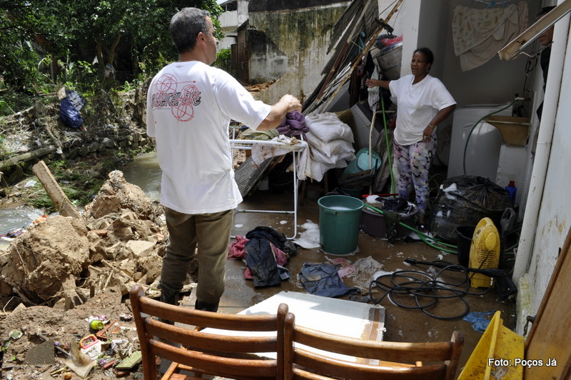 Casas às margens do córrego tiveram os muros destruídos.