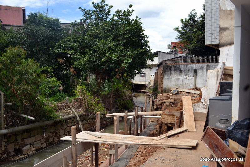 Força da enchente derrubou muro e levou bens de moradores próximos ao córrego.