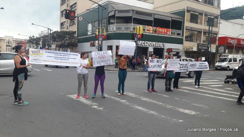 Protesto chama atenção para descaso com a educação na rede pública.