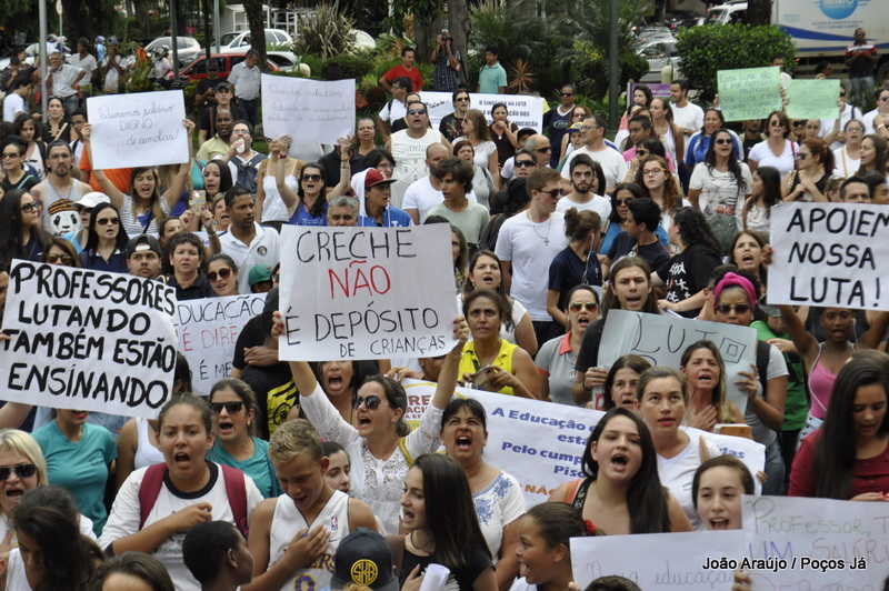 Manifestação passou pelo Centro de Poços.