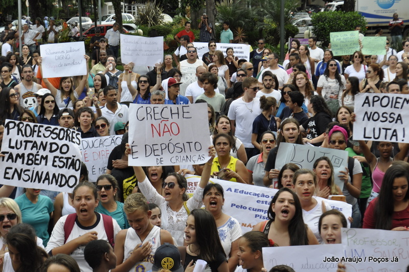 Manifestação passou pelo Centro de Poços. 