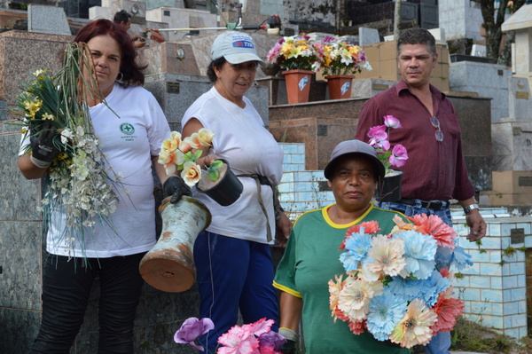 Equipe faz a limpeza do cemitério.