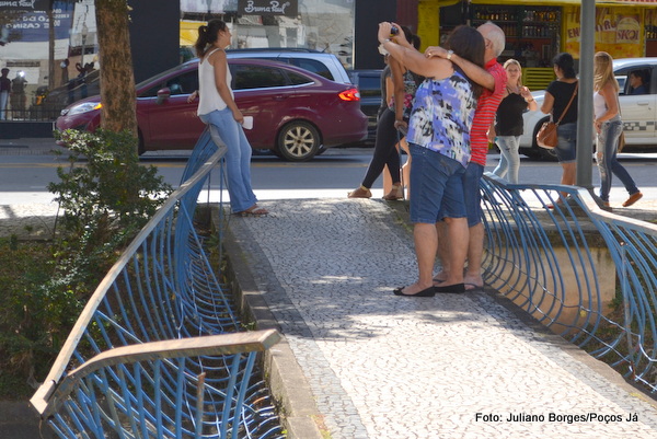 Aposentado, que passeia com a esposa, reclama da situação da ponte.