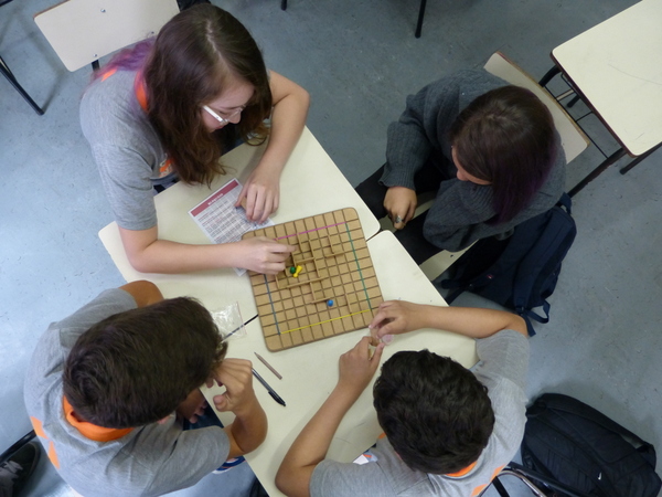 Jogos propõe raciocínio estratégico e melhoram o relacionamento entre os alunos. 