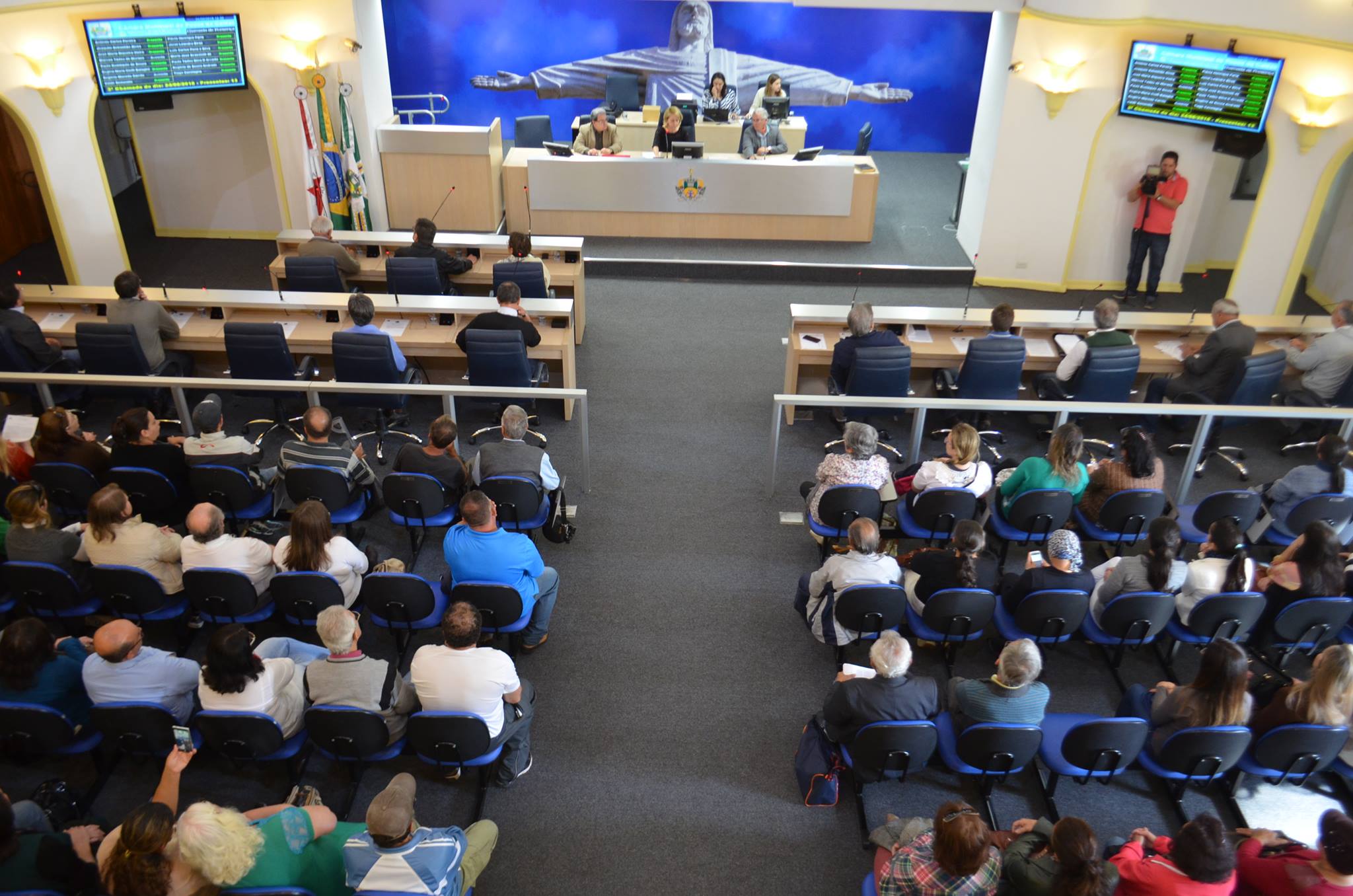 Sessão extraordinária aconteceu na sexta-feira (24).