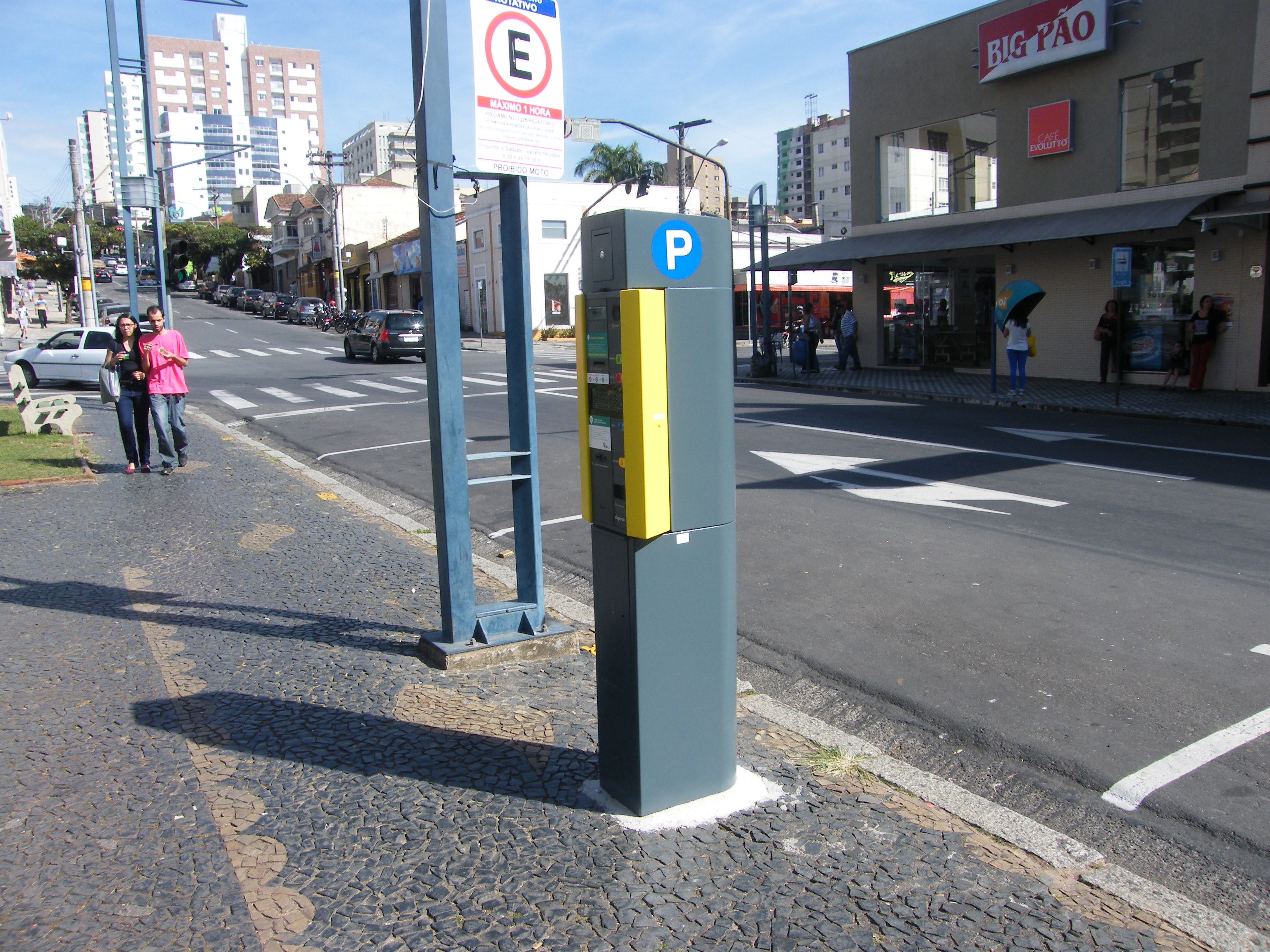 Muitas vagas vazias perto do parquímetro da Rua Assis com a Espírito Santo