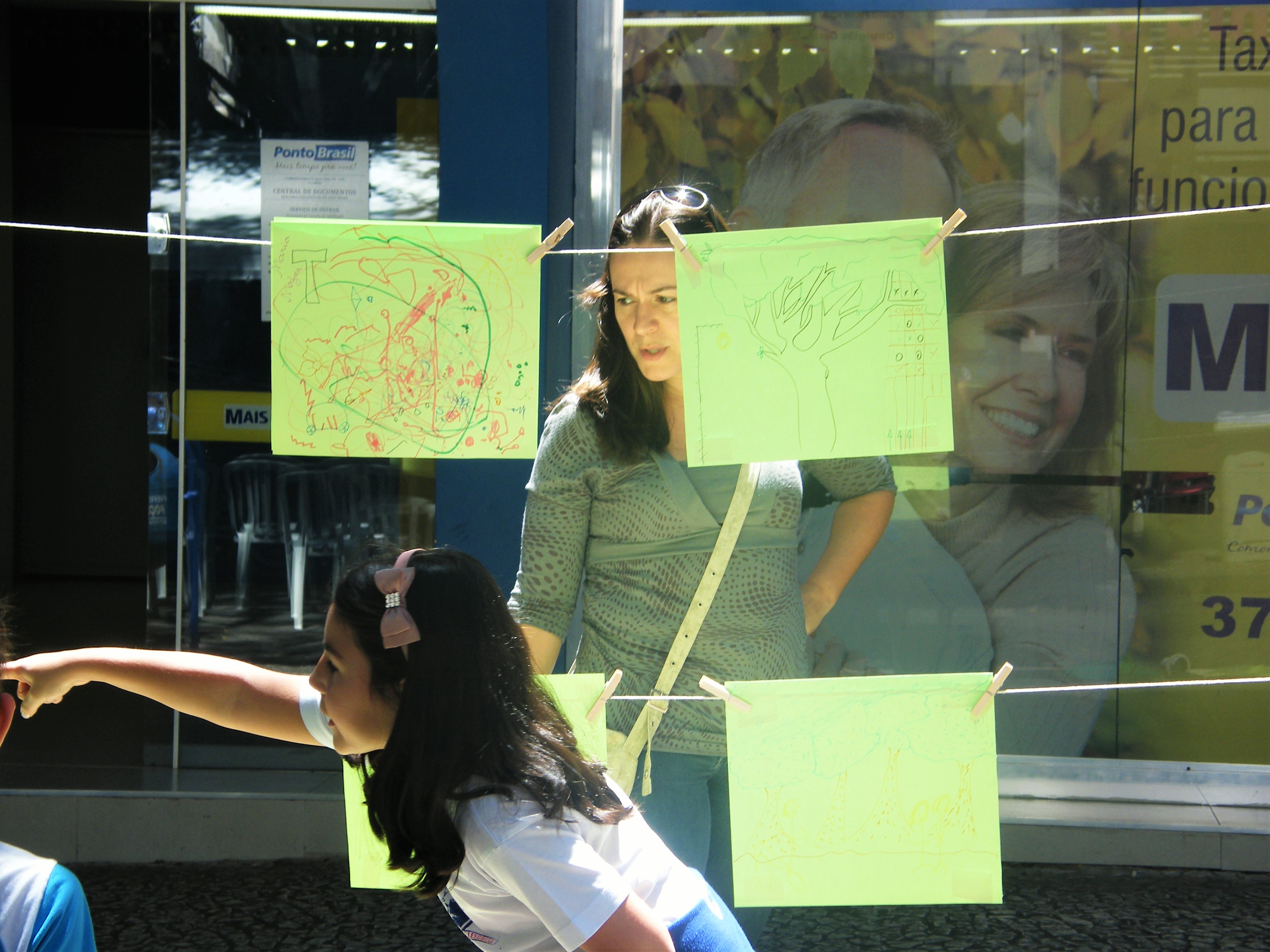 Um grupo de crianças fez e expôs seus desenhos no local (Foto: Poços Já)