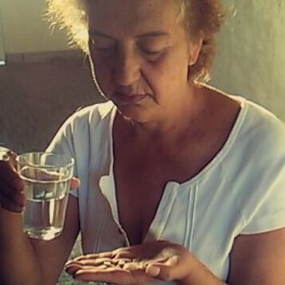 Maria Helena está entre os pacientes que estão sem remédio (foto: arquivo pessoal).