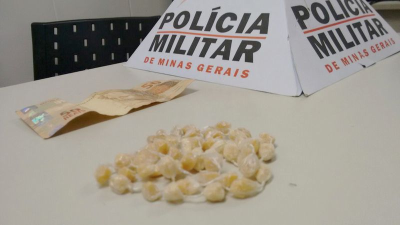 Suspeito de tráfico também foi preso (foto: Polícia Militar)