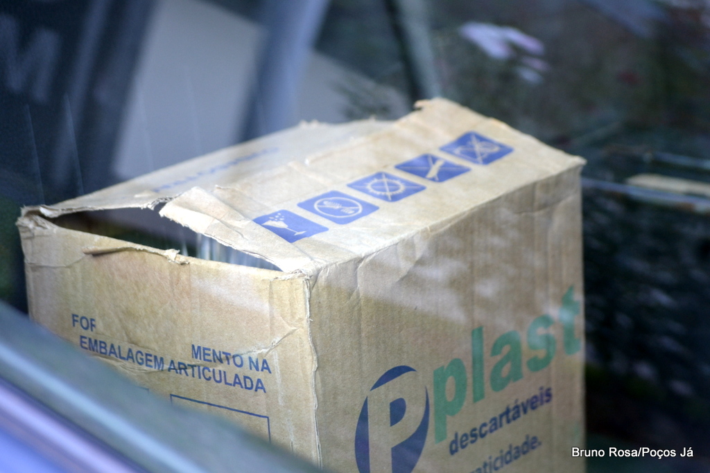 Caixa foi levada pelos policiais.