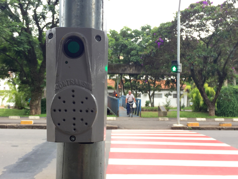 Pedestre precisa apertar botão para atravessar (foto: Prefeitura de Poços de Caldas).